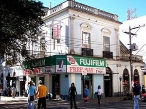 Figura 3b. Exemplo de poluição visual no centro histórico de Pelotas no Rio Grande do Sul, Brasil  [Autora]