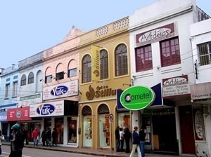 Figura 3c. Exemplo de poluição visual no centro histórico de Pelotas no Rio Grande do Sul, Brasil  [Autora]