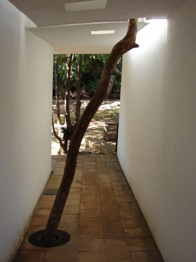 Biblioteca Infantil de Oaxaca, patio posterior (lavabos) y elementos metálicos que hacen las veces de columnas estructurales, lámparas de luz indirecta y recolectores de agua de lluvia, arquitecto Juan José Santibáñez García<br />Foto Humberto González Ortiz 