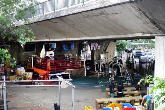 Figura 2 – Viaduto do Café : Contaminação constitutiva. Academia, Boxe, Pré-escola e Biblioteca. Espaço suporte – Reprogramações – Praças esportiva e cultural. São Paulo Brasil<br />Fotos IG 