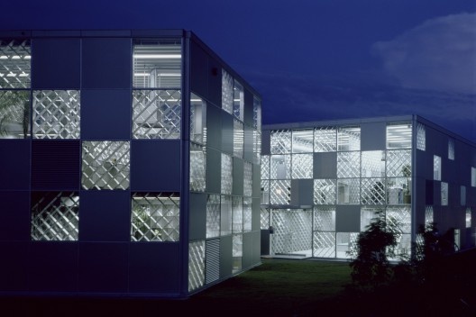 Conjunto habitacional Ecoms, Tosu, Japão, 2004. Arquiteto Riken YamamotoFoto cortesia Shinkenchiku Sha [Pritzker Prize]