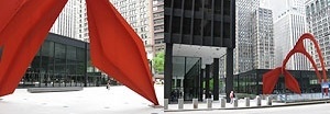 Fig. 3. Alexander Calder, Flamingo, 1973. Mies van der Rohe, Federal Center, 1959-1973. Federal Plaza, Chicago, Illinois, EUA<br />Cortesia Carlos Eduardo Comas 