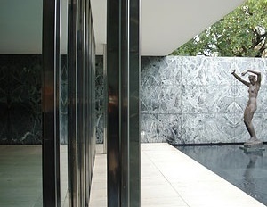 Fig. 8. Mies van der Rohe, Pavilhão Alemão. Vista do pátio interior com a escultura de Kolbe<br />Foto do autor 
