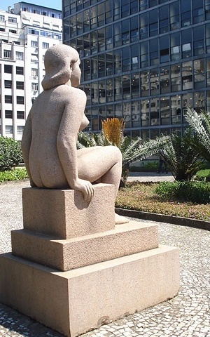 Fig. 15. Edifício do MES, terraço com a escultura de Adriana Janacópulus sobre os jardins de Burle Marx<br />Foto do autor 