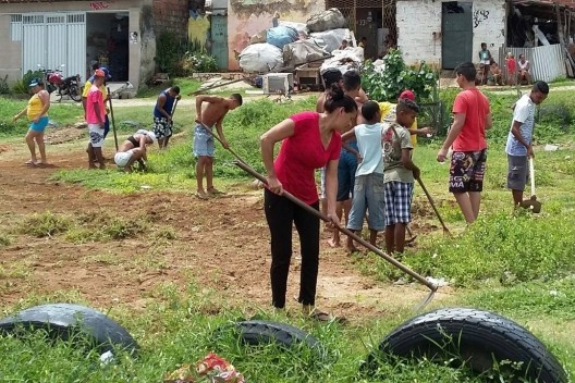 Grupo das pessoas encarregadas de realizar a limpeza na Comunidade Alto da Torre<br />Foto Simone Costa 