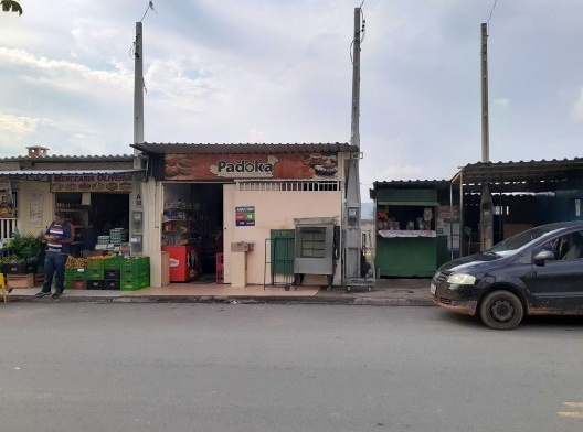 Situação atual da face frontal à avenida de estabelecimentos comerciais existente no conjunto<br />Acervo PET Arquitetura e Urbanismo 