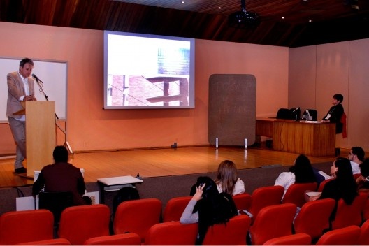 Apresentação de trabalho de Fernando Diniz e Aristóteles Cantalice, Justaposições e texturas na arquitetura em Pernambuco - 1965-1980,  no auditório Thomas Morus<br />Foto Michelle Schneider 