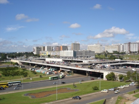 A Plataforma, o CONIC, os edifícios do Setor Comercial Sul e do Setor Hoteleiro Sul. Note-se que a linha do horizonte permeia o campo visual à esquerda<br />Foto Eduardo Pierrotti Rossetti, 2010 