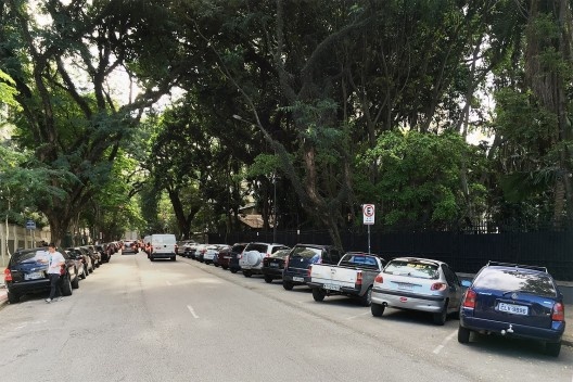 Automóveis estacionados em área de Zona Azul, São Paulo<br />Foto Abilio Guerra 