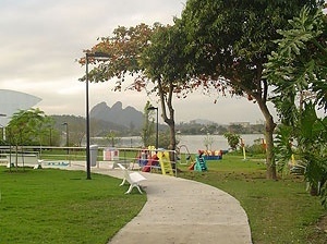 Foto da integração do edifício com os jardins externos [acervo pessoal]