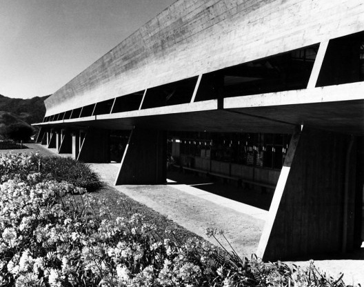 Hering Satélite de Água Verde, Blumenau, 1974. Arquiteto Hans Broos<br />Foto Cristiano Mascaro 