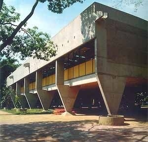 Edifício administrativo do Escritório regional da CESP, Limeira SP <br />Foto Nelson Kon  [Arquitetura na CESP – Companhia Energética de São Paulo, Nina Maria Jamra Tsukumo (org), S]