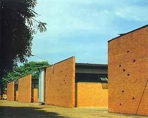 Galpões do Escritório regional da CESP, Limeira SP <br />Foto Nelson Kon  [Arquitetura na CESP – Companhia Energética de São Paulo, Nina Maria Jamra Tsukumo (org), S]