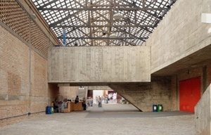 Teatro SESC da Pompéia. Foyer do Teatro [FERRAZ, Marcelo Carvalho (coord). Lina Bo Bardi. São Paulo, Instituto Lina Bo e P. M. Bard]