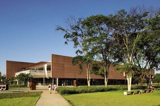 Biblioteca São Paulo, Parque da Juventude, São Paulo. Escritório Aflalo & Gasperini (arquitetura), Dante Della Manna (interiores) e Univers Design (design gráfico)<br />Foto Daniel Ducci 