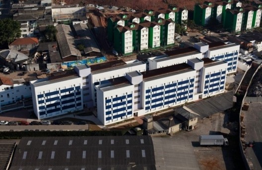 Residencial Kenkiti Simomoto, urbanização da Favela Nova Jaguaré, São Paulo, 2008-2010. Boldarini Arquitetos Associados / divulgação<br />Foto Fábio Knoll  [website oficial do escritório]
