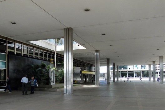 Sede I, pilotis/varanda na área frontal do edifício<br />Foto Jayme Wesley de Lima 