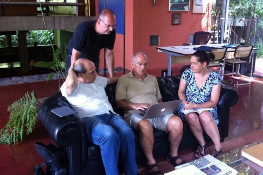 Oficina de Modelos, 6 de janeiro, Abilio Guerra, Tata Barossi, Marcos Acayaba e Marta Bogéa em reunião preparativa<br />Foto de Marcos Silvério 