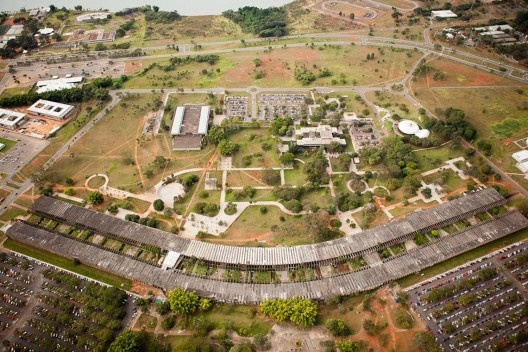 Instituto Central de Ciências e Praça Maior da Universidade de Brasília, Brasília DF Brasil, 1963. Arquitetos Lucio Costa (campus) Arquiteto Oscar Niemeyer (edifício)<br />Foto Joana França, 2016 