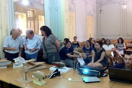 Oficina de Modelos, 21 de fevereiro, manhã, Marcos Acayaba explica projeto do Pavilhão do Brasil em Sevilha para professores alemães<br />Foto Abilio Guerra 