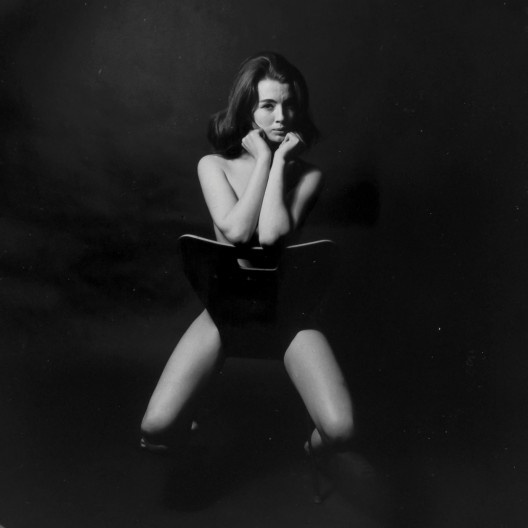 Christine Keeler sentada em cadeira Ant Chair, de Arne Jacobsen, 1963<br />Foto Lewis Morely  [Victoria and Albert Museu]