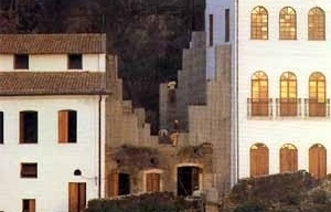 Ladeira da Misericórdia: vista próxima dos contrafortes de concreto [Reprodução de imagens do livro "Lina Bo Bardi" autorizada pelo Instituto Lina Bo e P. M. B]
