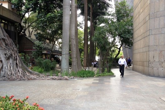 Condomínio Argentina. Empraçamento e acesso aberto para a Praça Chaim Weizmann<br />Foto Rossana Honorato 