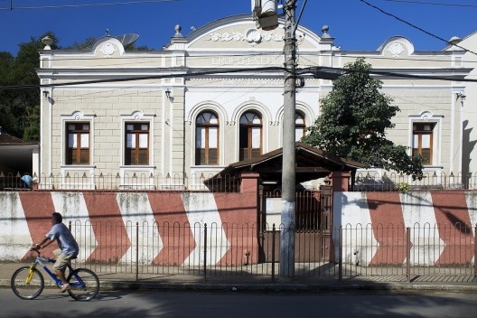 Grupo Escolar Cônego J. Monteiro, no percurso da antiga Estrada União Industria, depois BR-3, atual rodovia que atravessa o centro urbano da cidade<br />Foto Fábio Lima 