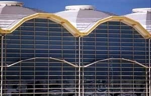 Fachada em "pano de vidro"<br />Foto Eric Taylor / MWAA 