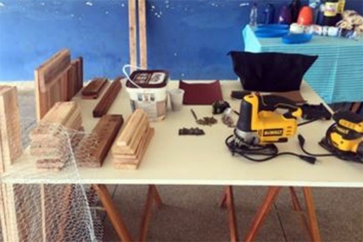 Registros da atividade colaborativa: oficina de pallet<br />Foto das autoras 