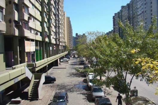 Villa Lugano, térreo comercial e sobreloja, circulação externa, estacionamentos e avenida principal<br />foto André de Oliveira Torres Carrasco 