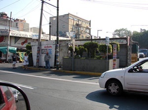 Arquitetura de contraste, calçada de Tlalpan. México D.F [Autor. México 2007]