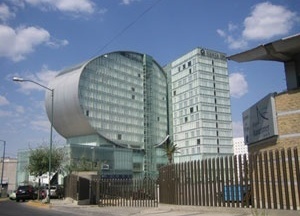 Arquitetura de contraste. Centro financeiro Santa Fé. México D.F. [Figura encomendada ao Arq. Oscar Galicia pelo autor. México 2007]