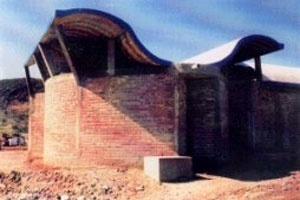 Banheiros da escola primária em Ahome, Sinaloa. Pré-fabricado de tijolo, sistema construtivo CGL-2, realizado en autoconstrução junto aos habitantres de Ahome. Pesquisa e projeto do arquiteto Carlos González Lobo [Carlos González Lobo. México 1996]