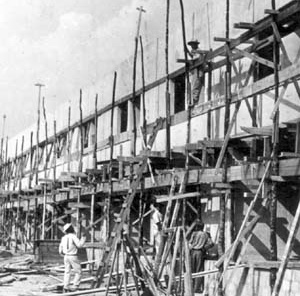 Operário trabalhando na construção de Brasília [Acervo do Departamento do Patrimônio Histórico e Artístico do DF]