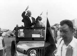 Israel Pinheiro e o Ernesto Silva desfilando na festa de inauguração de Brasília. Foto M. M. Fontenelle [Acervo do Departamento do Patrimônio Histórico e Artístico do DF]