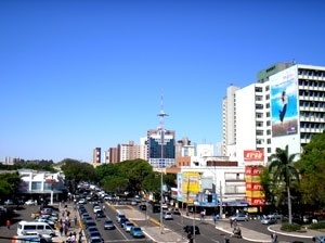 Aspecto da Avenida Brasil em Maringá, atualmente, mostrando os fluxos de pessoas e veículos, caracterizados sobretudo, por ser uma via de acesso e comercial<br />Foto Ricardo Luiz Töws, 2006 