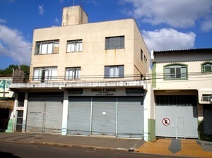 Edifício não cadastrado no cadastro de edifícios da Prefeitura. Grande parte dos edifícios que não se encontram no cadastro possuem 3 pavimentos<br />Foto Ricardo Luiz Töws, 2006 