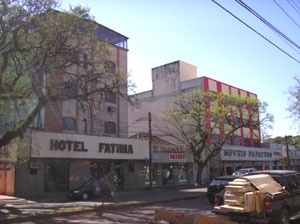 Edifício não cadastrado no cadastro de edifícios da Prefeitura. Grande parte dos edifícios que não se encontram no cadastro possuem 3 pavimentos<br />Foto Ricardo Luiz Töws, 2006 