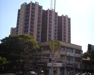 Edifício Transamérica. Foi construído na década de 1990, quando o coeficiente de aproveitamento designado pela legislação era 4,5. A construção desse edifício foi possível porque sua construção já tinha sido aprovada antes de vigorar a legislação<br />Foto Ricardo Luiz Töws, 2006 