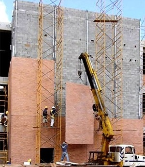 Painéis tipo Stud frame com plaquetas cerâmicas incorporadas, Faculdade de Odontologia Ulbra