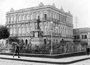 O edifício do Jockey Club Campineiro em 1930. Nesse ângulo ele serve de fundo para a estátua e o monumento de Carlos Gomes. Fica antecedido pela Praça Antonio Pompeo. Fonte: Documento fotográfico Campinas de ontem. 1774-1974. II Centenário de Fundação [Documento fotográfico Campinas de ontem. 1774-1974. II Centenário de Fundação]