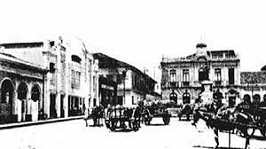 No primeiro plano o Largo Antonio Pompeo com as carroças estacionadas. A estátua de Carlos Gomes tem como pano de fundo o Palacete Ambrust, construção atribuída ao arquiteto Ramos de Azevedo. A esquerda da foto mostra o Cassino Carlos Gomes (já demolido) [GOBBO, Carlos. 40 anos de Sindilojas 1 século de Campinas. Campinas, Lince, 2003]
