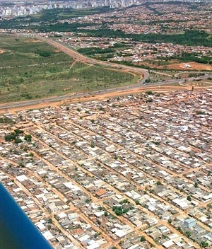 Invasão da Estrutural. Ao fundo, à esquerda, edifícios de Águas Claras. Distrito Federal<br />Foto Augusto Areal  [Infobrasilia]