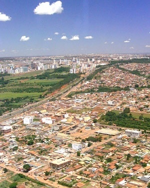 Vicente Pires, ao lado da via EPTG. Ao fundo, edifícios de Águas Claras. Distrito Federal<br />Foto Augusto Areal  [Infobrasilia]