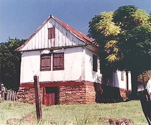 Casa enxaimel da primeira geração dos imigrantes alemães no Rio Grande do Sul, no atual Município de Ivoti. Encontra-se preservada pelos descendentes. Nos anos recentes, há uma onda de valorização do enxaimel, especialmente para campanhas de marketing tur [Acervo fotográfico do "Levantamento da Paisagem Cultural do Vale do Arroio da Feitoria"]