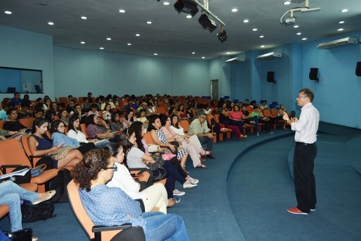 Fernando Lara ministrando palestra no Auditório do PPGITEC<br />Foto Douglas Naegeli 