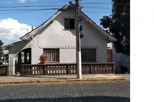 Residências populares térreas: volume único. Corpo principal com varanda lateral. Localização: rua Sete de Setembro, Lajes [Acervo das autoras, 2021]