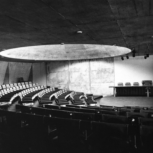 Balneário de Águas da Prata, auditório com cadeiras de Sérgio Rodrigues e domus circular, 1970-1974. Arquitetos João Walter Toscano, Odiléa Setti Toscano, Massayoshi Kamimura<br />Foto Cristiano Mascaro 