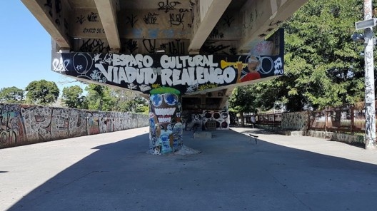O Espaço Cultural Viaduto de Realengo como área de passagem durante o dia em 2018<br />Foto dos autores 